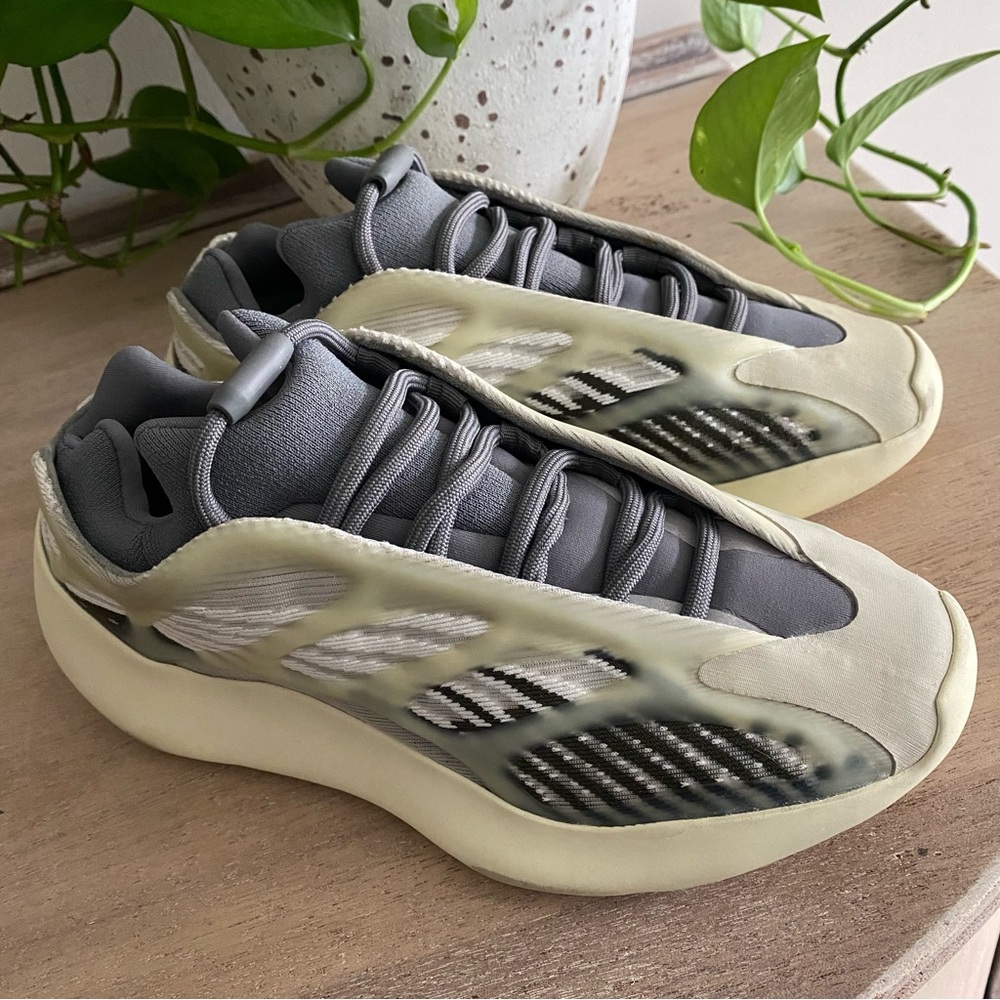 Adidas × Yeezy
YEEZY 700 V3 Faded Salt Size 5.5 Men’s / Women size 7